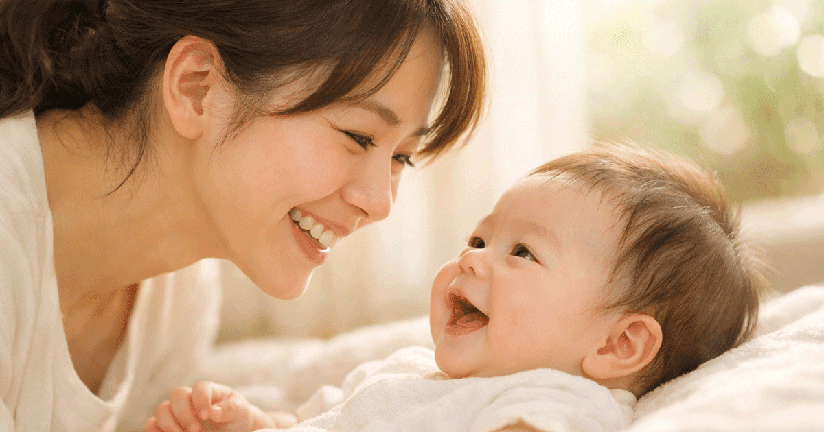 赤ちゃんと見つめ合う家族