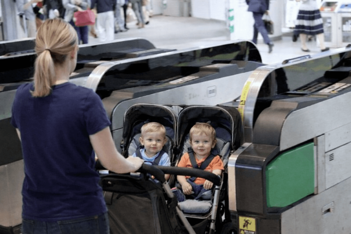 電車の改札を通るベビーカーのイメージ